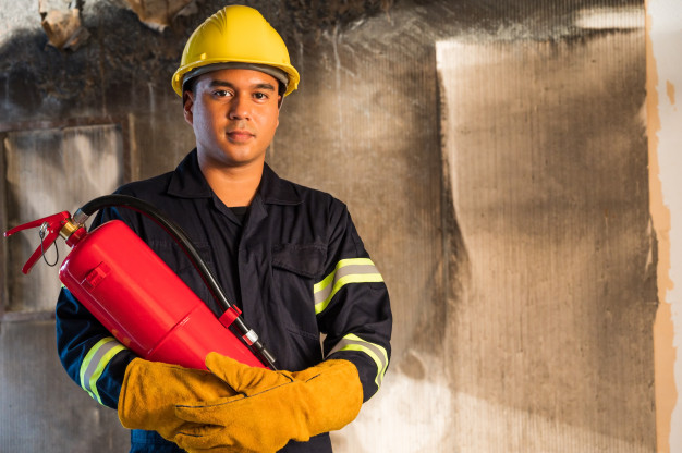 joven-bombero-asiatico-bomberos-utilizan-extincion-incendios-que-estan-quemando-edificio_108064-294.jpg